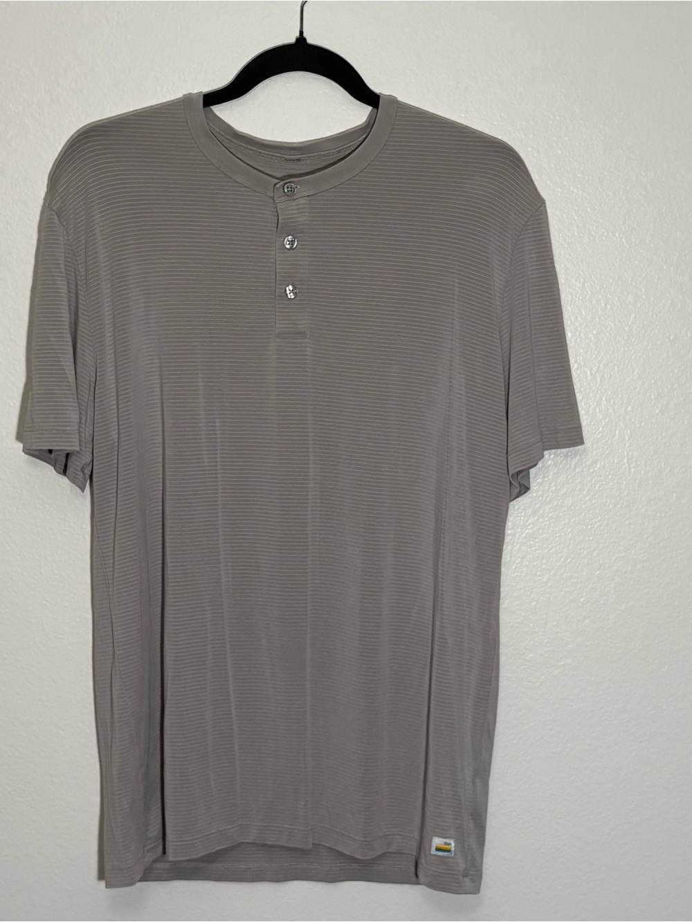 VUORI Men's Linear Henley Tee Medium